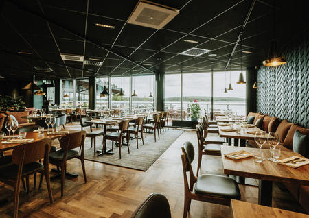 So speisen Sie im modernen Restaurant des Hotels