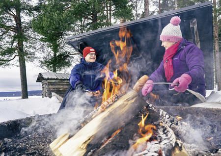 Grillen Sie Würstchen am Lagerfeuer
