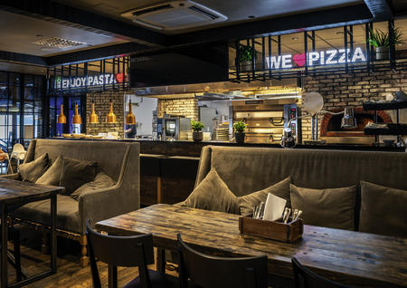 Genießen Sie Snacks und Getränke im Café