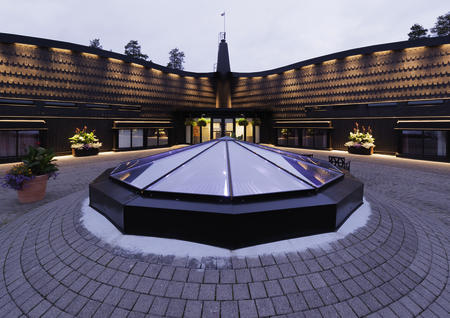 Das beleuchtete Hotel von außen