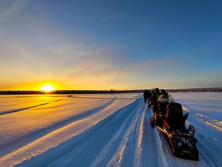 Mit dem Motorschlitten auf dem zugefrorenen See