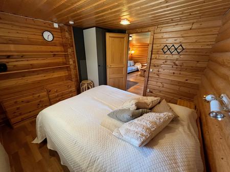 Schlafzimmer 2 mit Doppelbett, Blockhaushälfte 