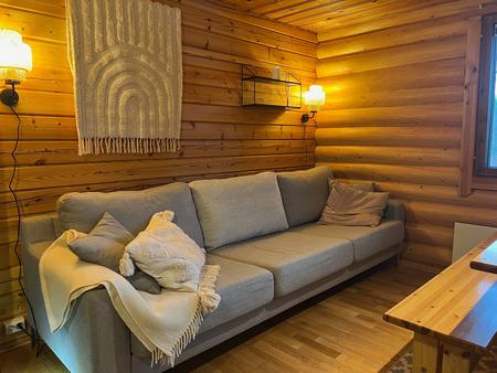 Gemütliche Sofaecke in der offenen Wohnküche, Blockhaushälfte 