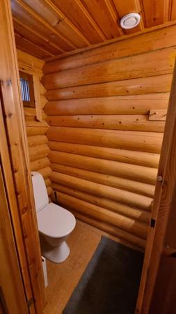 Gäste-WC, Blockhaushälfte 