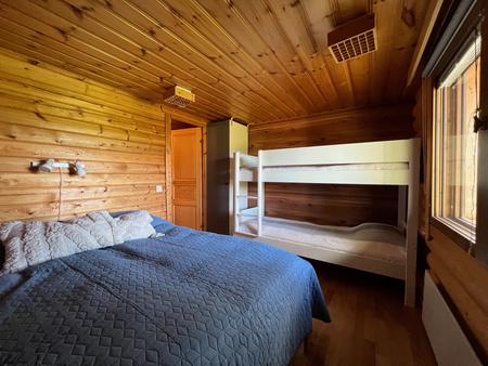 Schlafzimmer 1 mit Doppel- und Etagenbett, Blockhaushälfte 
