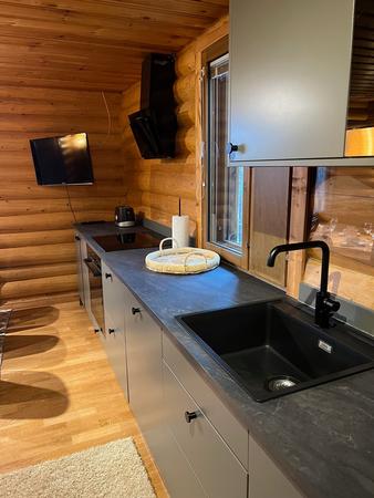 Moderne Küchenzeile, Blockhaushälfte 