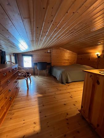 160 cm breites Doppelbett im Loftbereich, Blockbohlen-Apartment