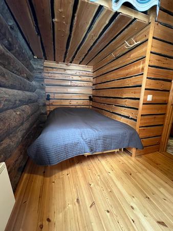 Schlafzimmer mit 140 cm breitem Bett, Blockbohlen-Apartment