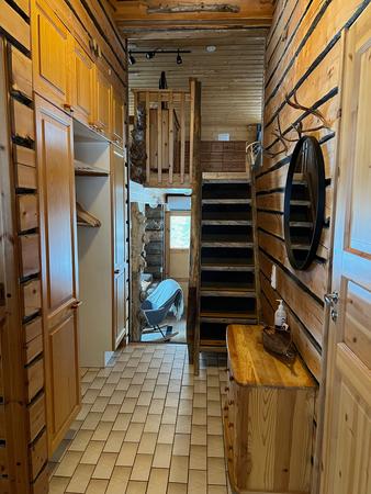 Flurbereich mit Treppen zum Wohn- und Loftbereich, Blockbohlen-Apartment