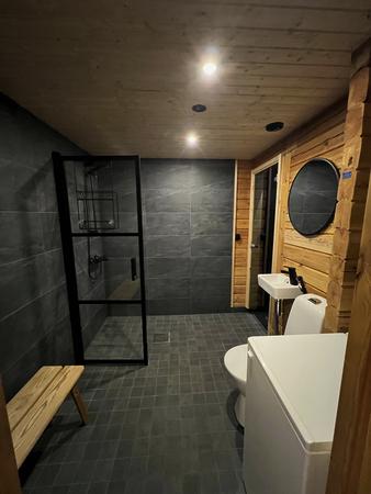 Modernes Duschbad mit Sauna in der Blockhaushälfte