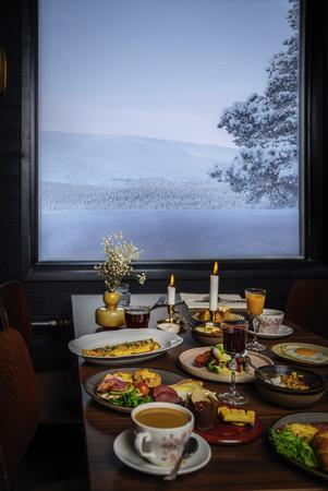 Genießen Sie beim Frühstück den Blick auf die Fjells 