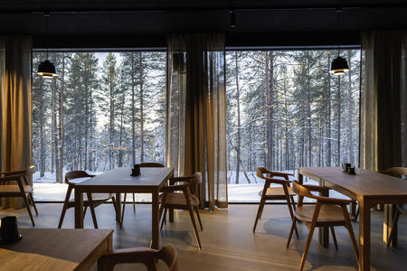 Restaurant mit Ausblick auf den Winterwald