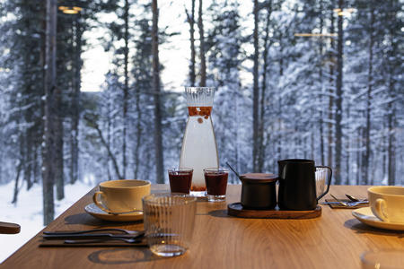 Speisen Sie mit Ausblick auf den Winterwald