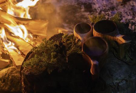 Pause am Lagerfeuer mit herzhafter Suppe, Würstchen und einem heißen Getränk