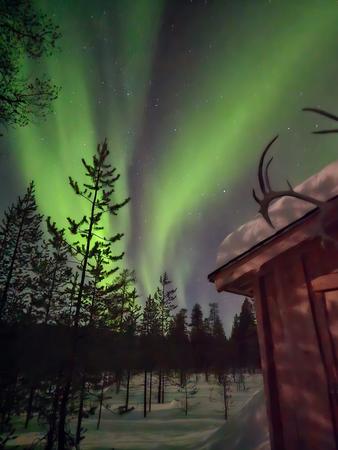 Warten Sie auf die Polarlichter, während Sie sich am Feuer wärmen