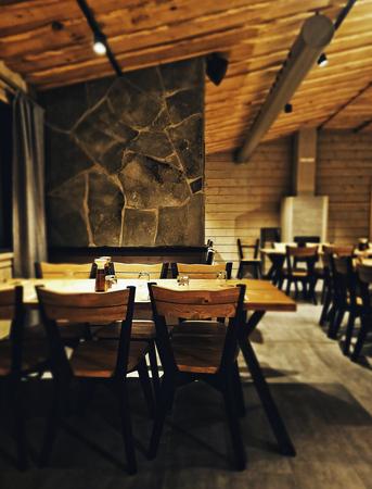 Im Hotelrestaurant empfängt Sie der warme Duft von Holz und eine Atmosphäre zum Ankommen und Genießen.