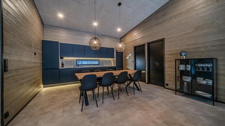 Küche und Essbereich im modernen Ferienhauses mit Panoramafenstern (104 m²) mit 4 Schlafzimmern