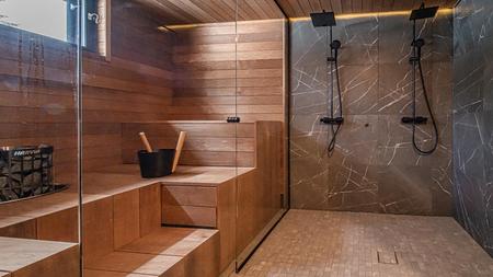 Bad mit privater Sauna im modernen Ferienhauses mit Panoramafenstern (104 m²) mit 4 Schlafzimmern