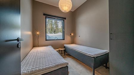  Schlafzimmerbeispiel im modernen Ferienhauses mit Panoramafenstern (104 m²) mit 4 Schlafzimmern