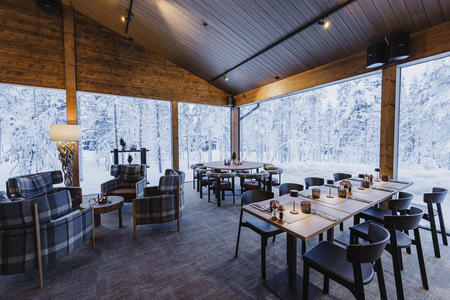 Restaurant mit Blick auf den Winterwald