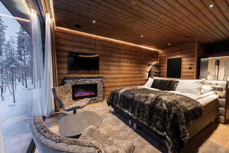 Schlaf- und Sitzbereich mit Panoramafenster und Elektrokamin, Deluxe-Doppelzimmer