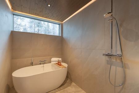 Badewanne und Dusche, Deluxe-Doppelzimmer