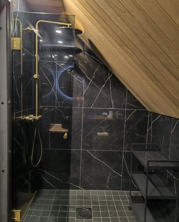 Kota mit Glasdach, Badezimmer 