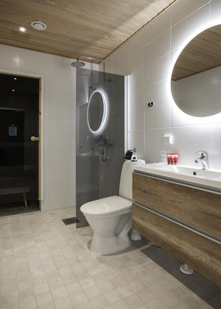 Badezimmer mit Sauna einer Suite, Santa Claus Holiday Village 