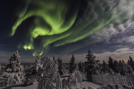 Umliegende Winterlandschaft unter den Polarlichtern