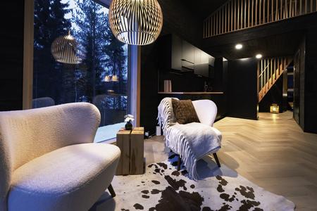 Wohnbereich, Ferienhaus mit zwei Schlafzimmern und privatem Ausblick (c) Riekko Lodge