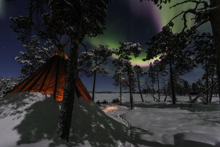 Traumhafter Winterabend in der Kota mit grün erleuchtetem Polarlichthimmel