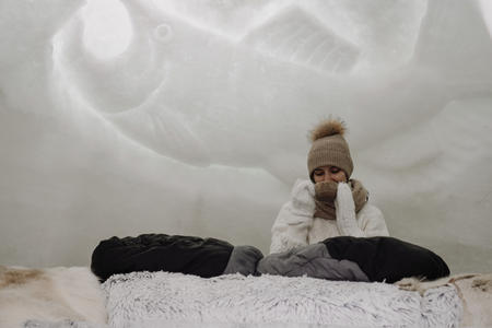 Warm eingekuschelt im Schneeiglu 