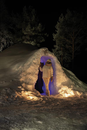 Beleuchtetes Schneeiglu am Abend