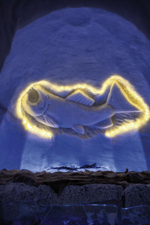 Kunst aus Eis im Schneeiglu
