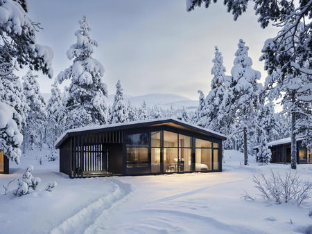 Luxus-Villa mit Sauna und Außenwhirlpool im Schnee
