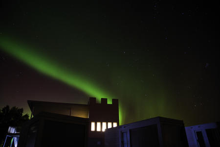Polarlichter über dem Hauptgebäude