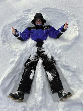 Spaß mit dem Schneeengel in der Nähe von Hetta