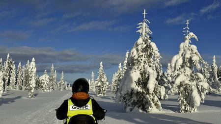 Unser Motorschlittenguide führt uns durch atemberaubend schöne Landschaft