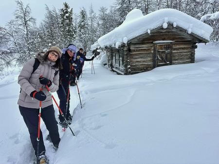 Schneeschuhwandern bei den alten Fischerhäusern am Jerisjärvi