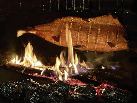 Gegrillter Lachs am Lagerfeuer - Loimulohi