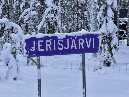 Verschneites Jerisjärvi-Schild
