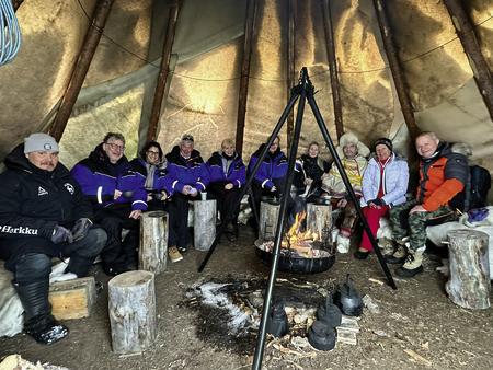Gruppenfoto bei den Rentierhirten in Ihrer Kota