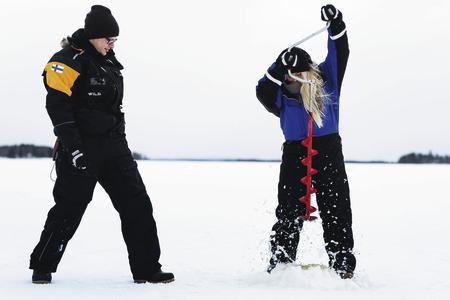 Werden Sie aktiv und bohren Sie Ihr eigenes Eisloch zum Angeln