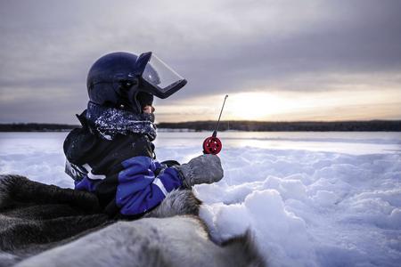 Früh übt es sich beim Eisfischen