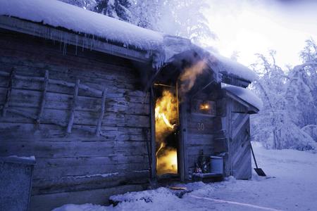 Die Rauchsauna wird über mehrere Stunden eingeheizt