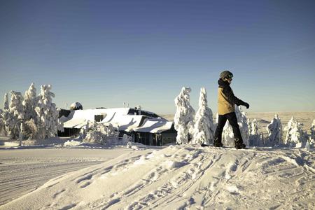 Vom Hotel Pikku-Syöte können Sie direkt auf die Skipiste starten